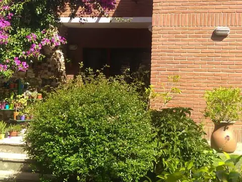 Casa 6 ambientes con 2 baños