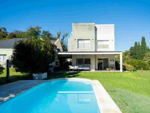 CASA EN VENTA 4 AMB C/PILETA, EL CARMENCITO.