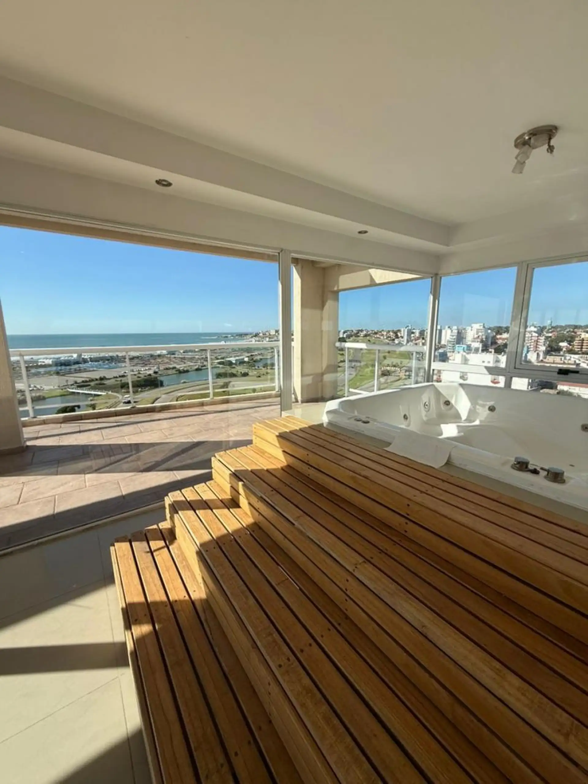 Depto 3 amb, 73m² con cochera y vistas al mar — Punta Mogotes