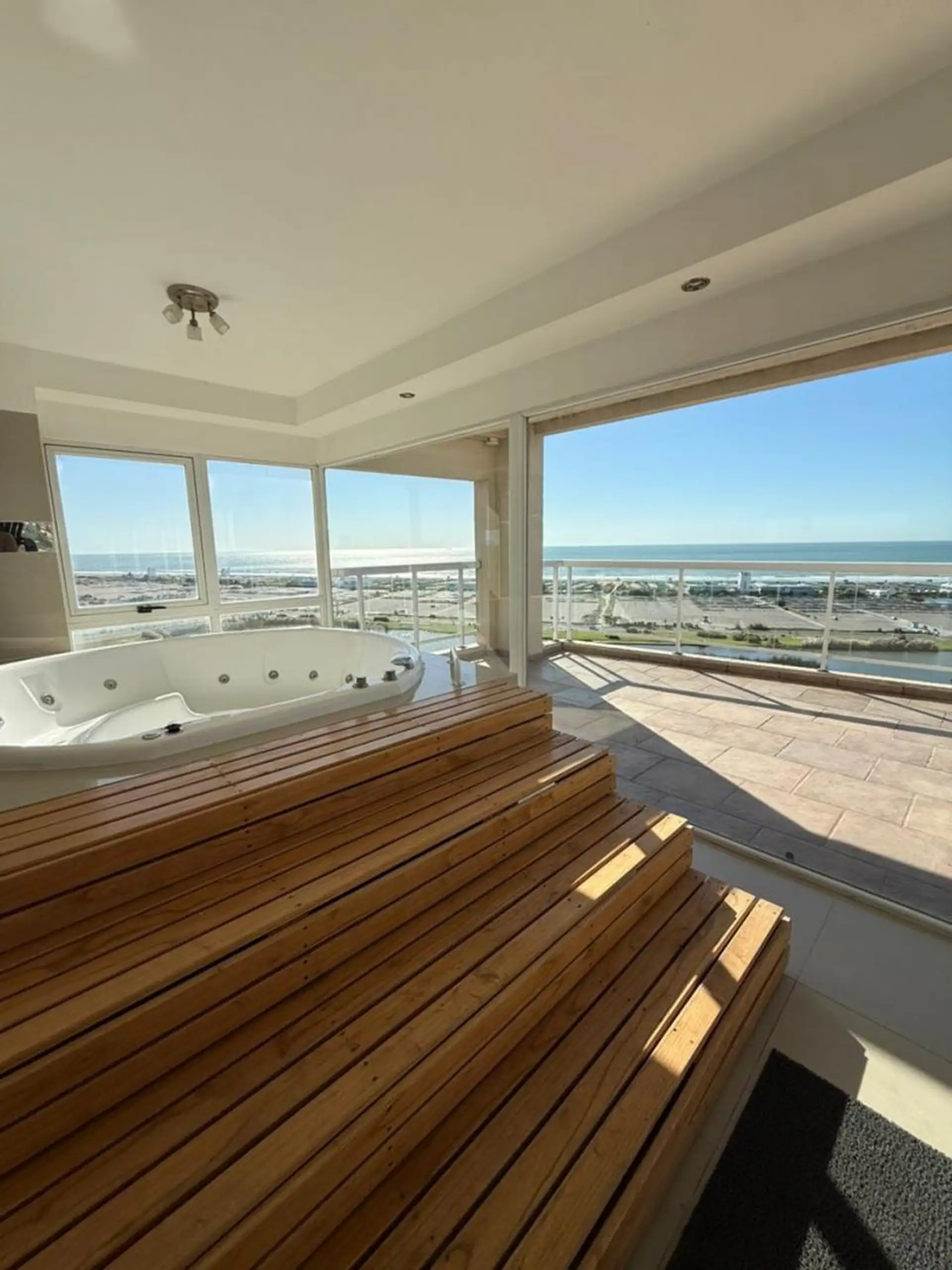 Depto 3 amb, 73m² con cochera y vistas al mar — Punta Mogotes