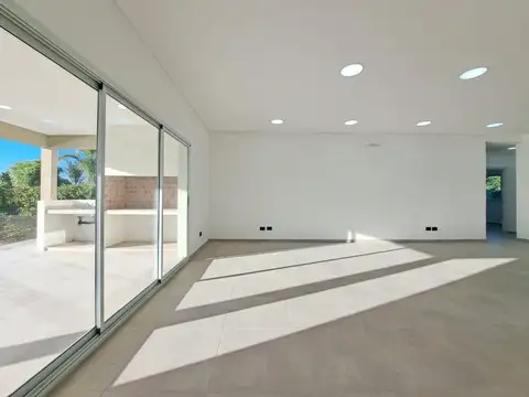 Casa en Venta con 3 cocheras