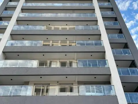 Departamento 3 ambientes con cochera en venta en Bernal Centro.