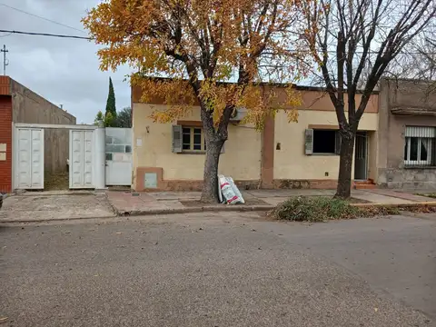 VENTA CASA A RECICLAR FRENTE A ESCUELA EN FIRMAT