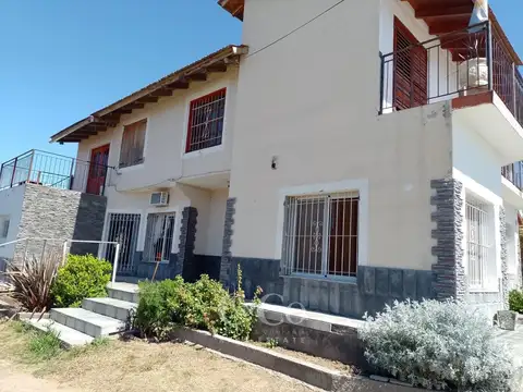 Casa 8 ambientes con 4 baños