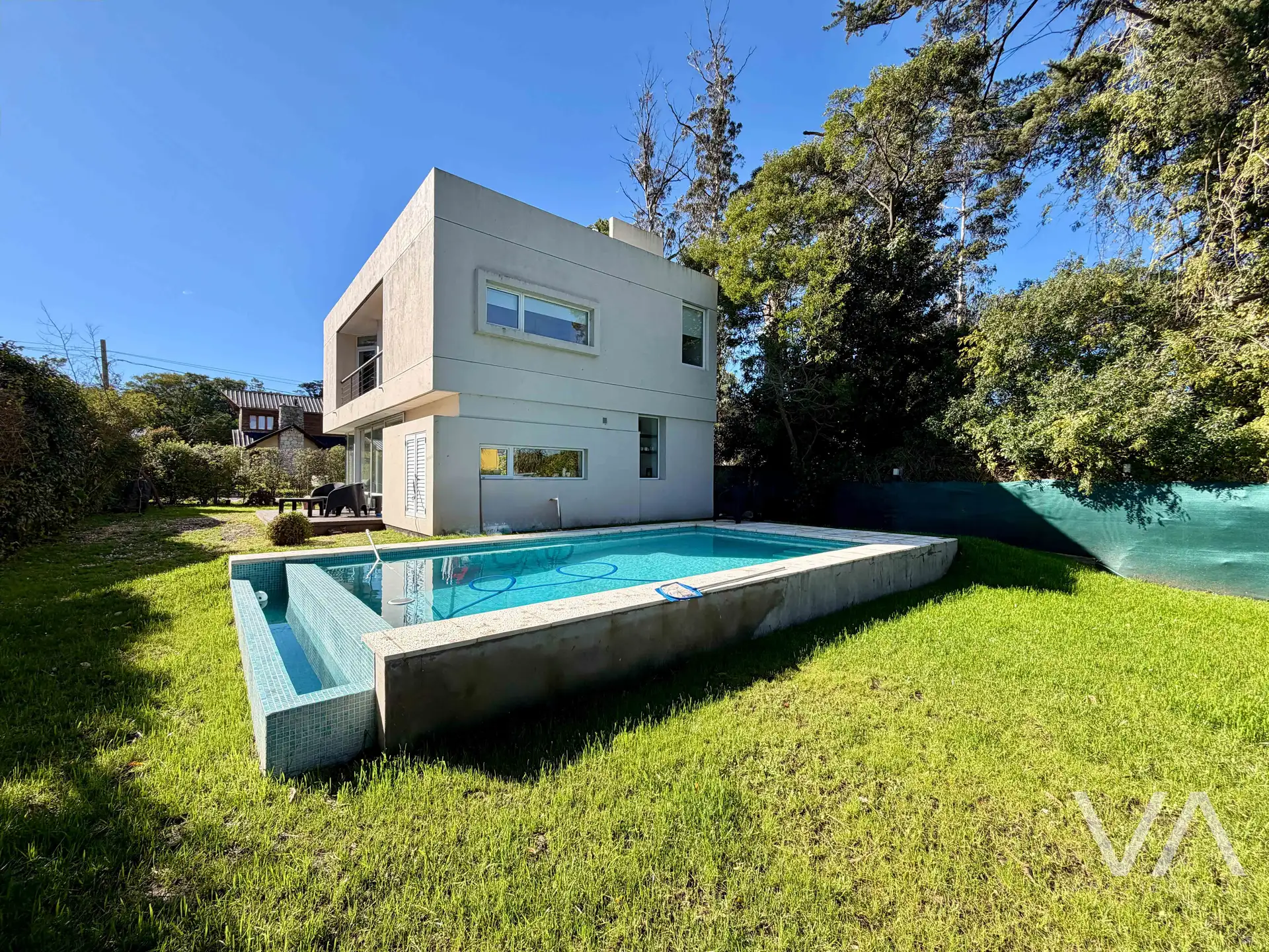 Moderna casa con 3 dormitorios. Piscina. Bosque Peralta Ramos.