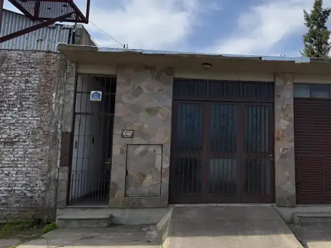 Casa en venta con 2 locales en Berisso