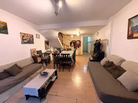 Amplio PH de 5 ambientes con 2 Patios y Parrilla.