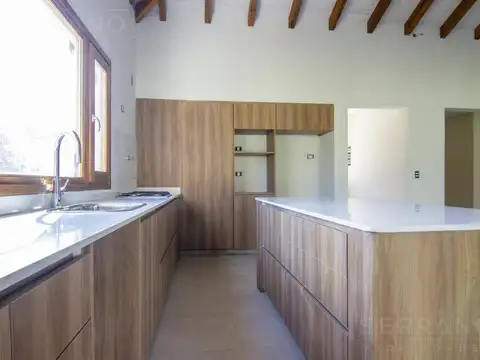 TMR. Venta casa 4 ambientes en el barrio Santa Clara, Manzanares