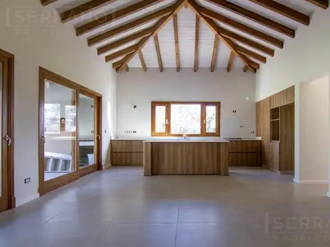 Venta casa 4 ambientes en el barrio Santa Clara, Manzanares
