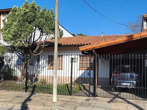 Chalet 3 Dormitorios con Amplio Fondo y Cochera  Ciudad Jard