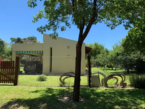 CASA EN LUGAR PRIVILEGEADO CON PILETA Y PARQUE.