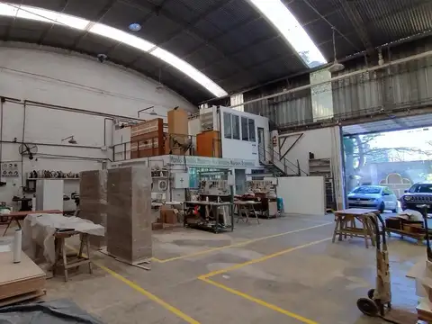 Dos naves de 1200 m2 cbtos    playón - Parabólico 8 m - Entrada camiones