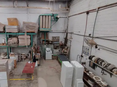 Dos naves de 1200 m2 cbtos    playón - Parabólico 8 m - Entrada camiones