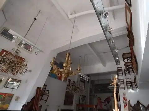 VENTA AMPLIO LOCAL CON DEPÓSITO Y PATIO EXCLUSIVO.