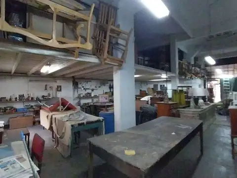 VENTA AMPLIO LOCAL CON DEPÓSITO Y PATIO EXCLUSIVO.