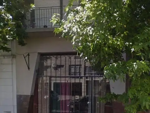 VENTA AMPLIO LOCAL CON DEPÓSITO Y PATIO EXCLUSIVO.