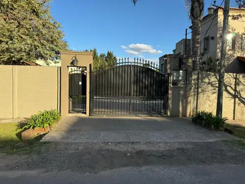 Terreno en Venta con Mejoras en Barrio con Portón