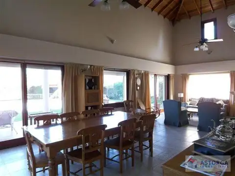 Excelente casa con muy lindas vistas a jardín