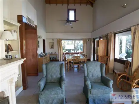 Casa 8 ambientes con 3 baños