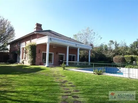 Excelente casa con muy lindas vistas a jardín