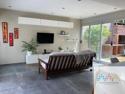 Casa en venta de 2 dormitorios c/ cochera en Banfield