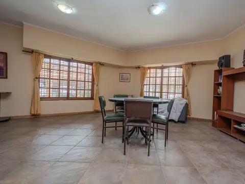 Venta/permuta casa 4 amb. con cochera en Caseros