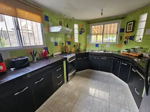 Casa en Venta con 3 cocheras