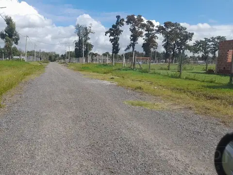 SDA. venta lote de 1500 m2 con mejoras en Barrio parque LOS ROBLES I, Exaltación de la Cruz