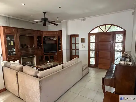 Casa 8 ambientes con 2 baños