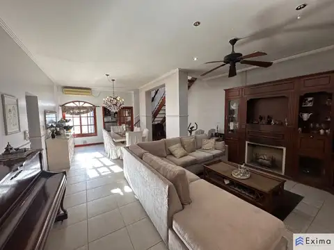 Casa 3 dormitorios con cochera en Lourdes.