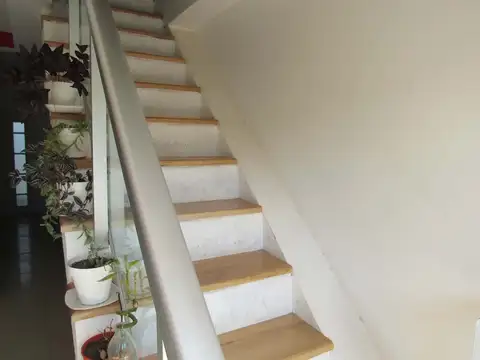 Casa 8 ambientes con 2 baños