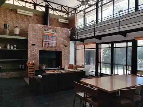 Residencia de Autor con Vista al Golf – Arquitectura Vanguardista Única en Golfers Country Club