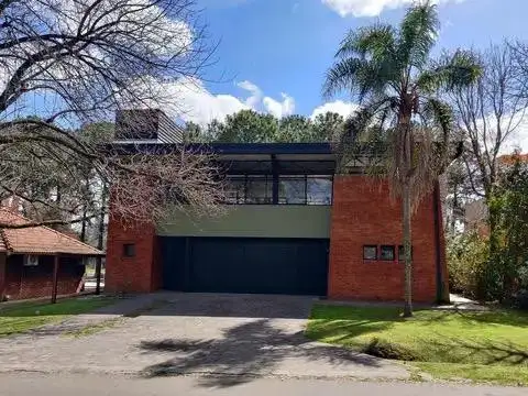Residencia de Autor con Vista al Golf – Arquitectura Vanguardista Única en Golfers Country Club