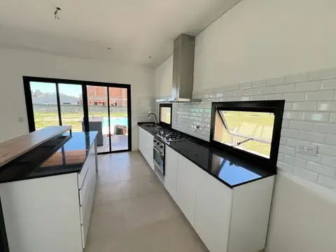 Casa 4 ambientes con 2 baños