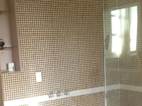 Casa 6 ambientes con 4 baños