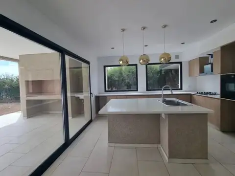 Casa en Alquiler de 5 dormitorios