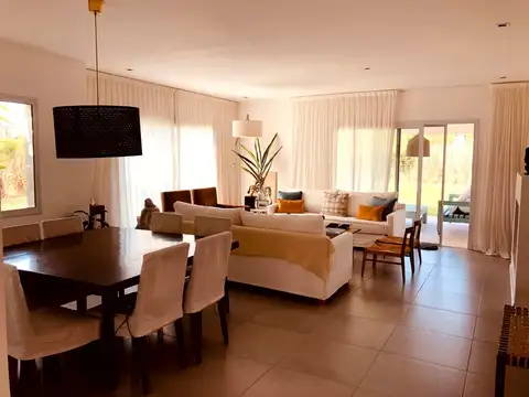 Casa 6 ambientes con 3 baños