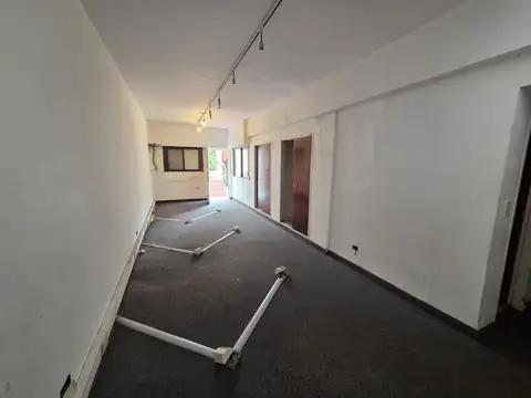 Oficina de 4 ambientes en alquiler en Parque Patricios