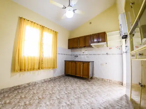 Casa 6 ambientes con 2 baños