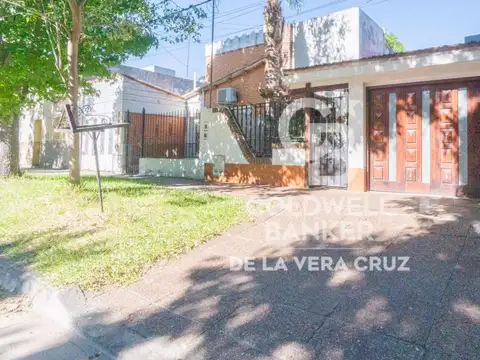 Casa  3 dormitorios, con patio y cochera en Fomento 9 de julio