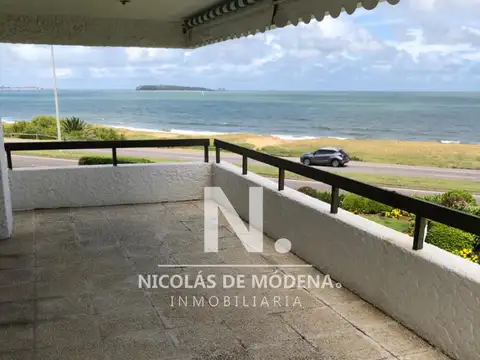 Espectacular apartamento en venta, planta muy amplia de 3 dormitorios más dependencia. Vista al mar en Playa Mansa, Punta del Este 