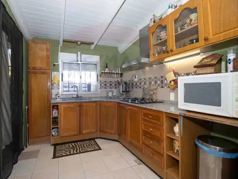 Casa 6 ambientes con 2 baños