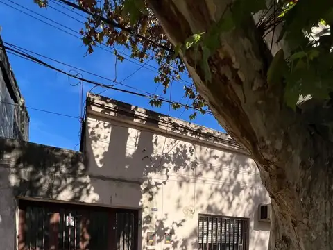 VENTA CASA CON COCHERA Y 2 DORMITORIOS EN BARRIO PARQUE