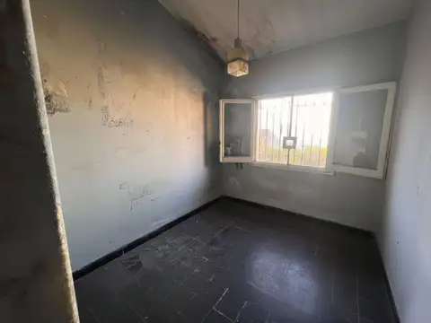 CASA EN VENTA DE TRES DORMITORIOS A RECICLAR