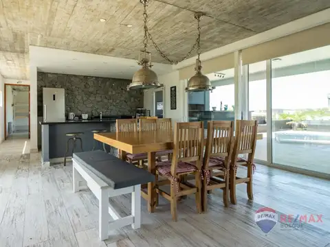 Casa 6 ambientes con 7 baños