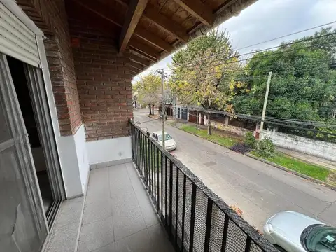 PH al frente con balcón por escalera Villa Ballester