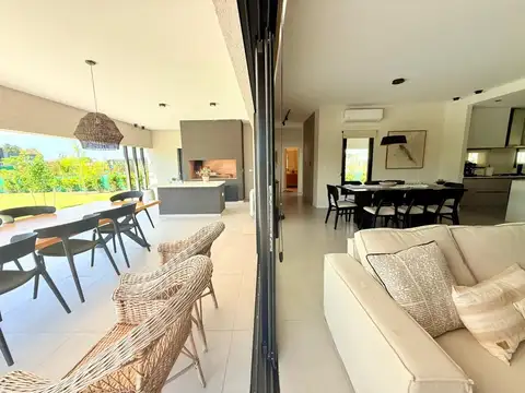 VENTA/PERMUTA. Casa 3 dormitorios y piscina en Barrio Vida. Funes