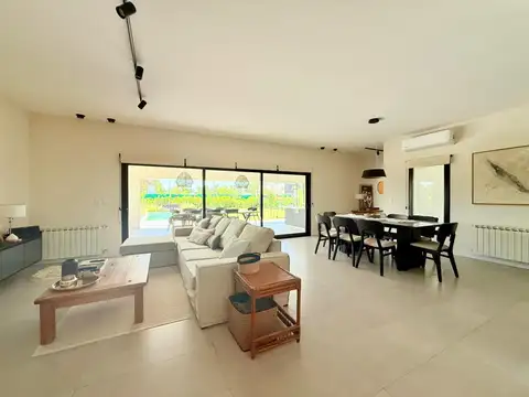 Casa en Venta con 2 cocheras