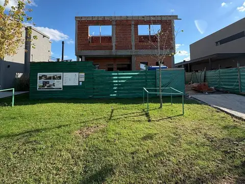 Casa en Venta con 4 cocheras