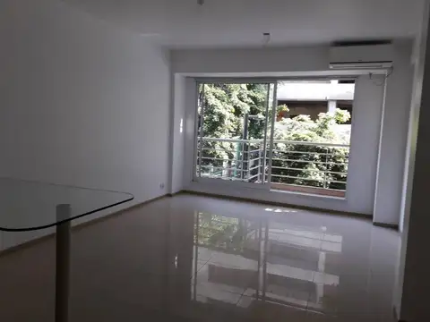 Roosevelt 3100 2°Piso. Hermoso departamento de 1 ambiente con balcón al frente.
